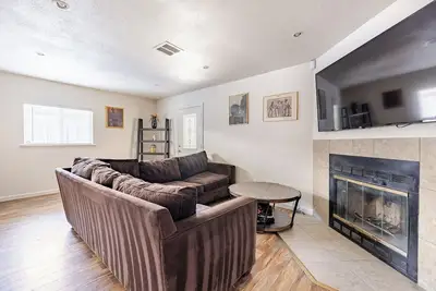 Image de Gated home w/ backyard retreat