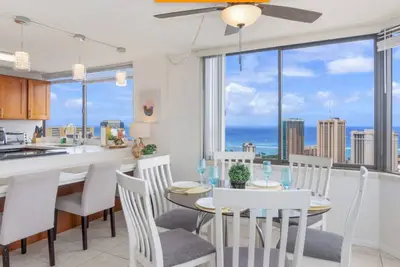 Image de Gorgeous views from every room, this 42 nd floor, 2-bedroom condo is very cozy.