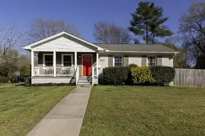 Image de Cozy 3br House with Private Backyard and Easy Access to Uptown Charlotte