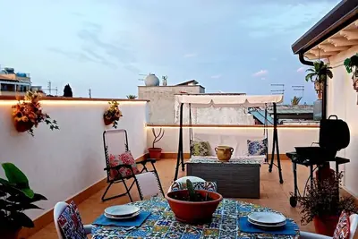 Image de Penthouse in the historic center 70m From the train station, 700m. From the sea