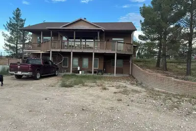 Image de Beautiful, luxury house on gated 10 acres. Quiet and serene.