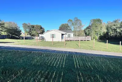 Image de Cozy 3-bedroom house with large deck and in charming Conover on family farm.
