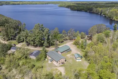 Image de Lake Side Resort! 3 Buildings, sleeps 57! Sandy Beach, Game Room & More!