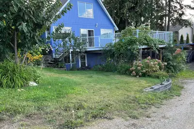 Image de Nice 2-bedroom walk-in lower suite in Salmon Arm. Private parking and yard.