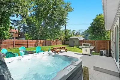 Image de Cozy 3br Getaway with Hot Tub, Firepit & Bbq