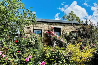 Image de Charming Stone Cottage: Your Idyllic Retreat Awaits!