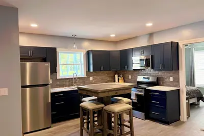 Image de Pristine upscale 2 bedroom duplex unit surrounded by forest.