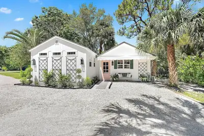 Flamingo Cove Bungalow