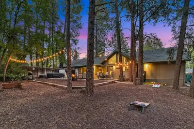 Image de Flagstaff Retreat w/ Hot Tub + Fireplace