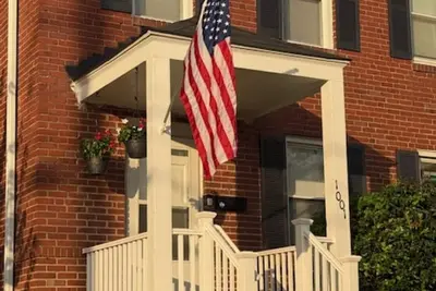 Image de 2br, 1ba Boutique Brick Beauty located in historic Eastport.