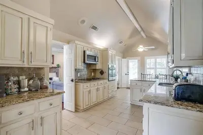 Image de Executive 3-bed house with pool, office, Wi-Fi, Big TVs private, quiet, near Fw