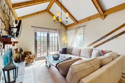 Image de Mountain view condo w/ fireplace, shared hot tub, pool, sauna, tennis & shuttle