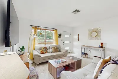 Image de Quaint bungalow with unique swim spa w/hot tub, outdoor shower & enclosed yard