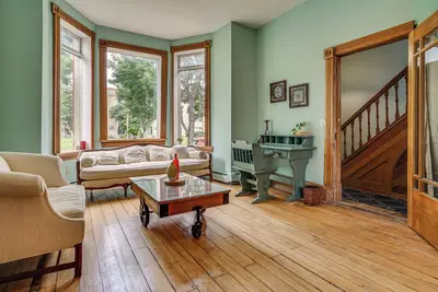 Image de 1 Mi to Xcel Energy Center: Spacious Historic Home