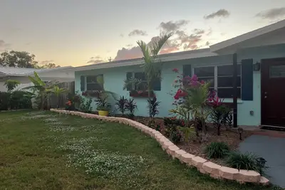 Image de Boho Beachy getaway with large backyard nestled between downtown and the beach