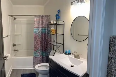 Image de Sarah's House\nRare-Gem! Charming 3-bedroom house in Central Rockingham with Ac