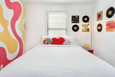 Image de Groovy Getaway ~Less than a mile from campus!