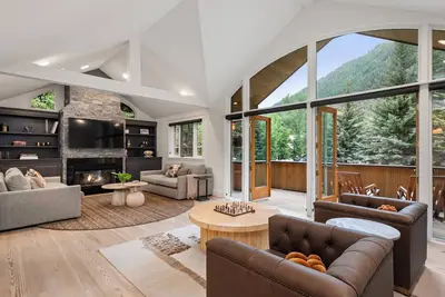Image de Luxury 4-bedroom Enclave Townhome in Aspen Core with Ac, 2 car garage