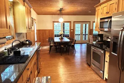 Image de Lakefront, Stone Fireplace, Game Room & Fire Pit Overlooking Lake. Sleeps 10.