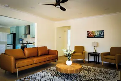 Image de New modern centrally located home with large yards and central Ac