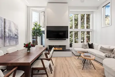 Image de Contemporary & Luxury 3-bedroom Aspen Core condo.