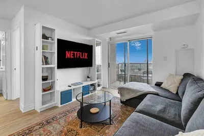 Image de Vibrant Condo, Workspace, Free Parking & Balcony