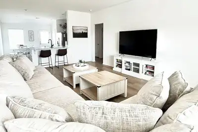 Image de New 4-bed home • Sleeps 8 • Half-acre lot • 5 miles to Osu • Parking for 4+