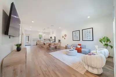 Image de Jie’s Golden Walnut - Brand New Modern 4b4b Home