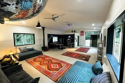 Image de The Disco Studio - Unique Artist Escape with Swimming Hole