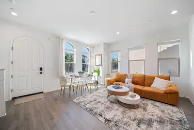 Image de Jie’s Walnut Radiance Elegant 3b2. 5b Stay