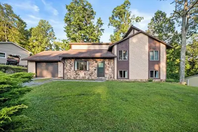 Image de Summersville 3-Bedroom Retreat with Hot Tub, Game Room and Spacious Outdoor Deck