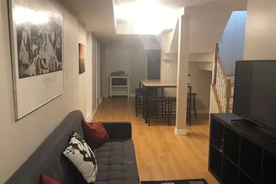 Image de Cute appartement close to green subway line in quiet neighborhood.