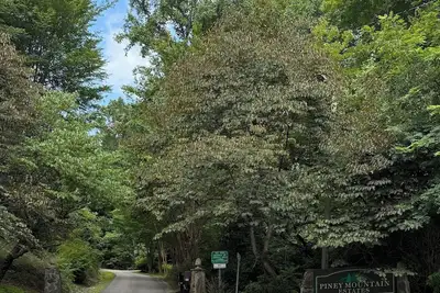 Image de Simple Charming 2-bedroom cabin in Whittier Nc, 14 miles from Cherokee