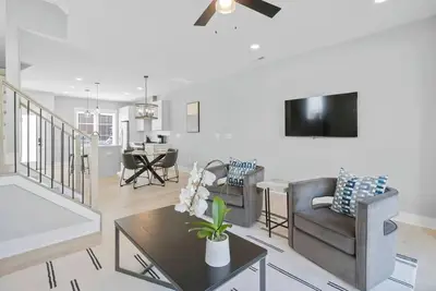 Image de New Luxury 3br, 3. 5 Bath Townhome In Charlotte, Nc