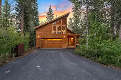 Image de Beautiful 3 bed/2. 5 bath; deck with a hot tub