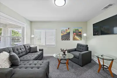 Image de Cozy Home - 7 Min. Walk to Uc Davis Medical Ctr. Sacramento, \nEV- Charger Leve2