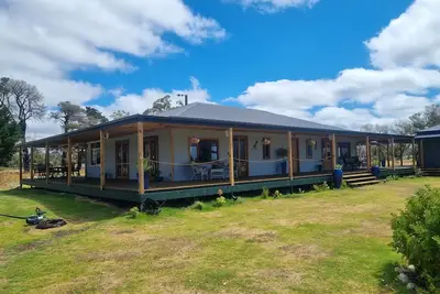 Image de RoolagoonHomestead large deck and large gardens ideal for families. Pet friendly