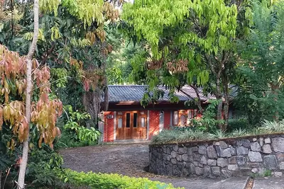 Image de A forest stay, one sip at a time! Warm hospitality in a calm and serene setting.