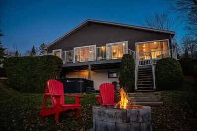 Image de Chalet Vue sur L'eau avec Spa et Accès au Lac