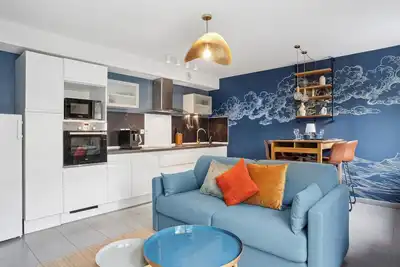 Image de Élégance rétro-chic avec terrasse proche tramway