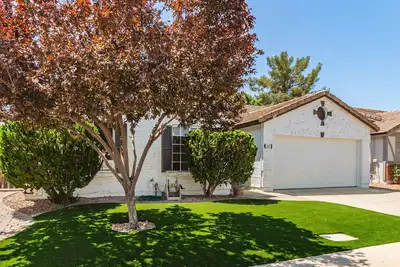 Image de Stylish Val Vista Home | 3br + Yard & Putting Green