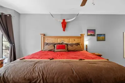 Image de Steps from Ut✔️KingBed❤️Retro 80'sWinter Getaway w/ Gig-Speed WiFi• Free Parking