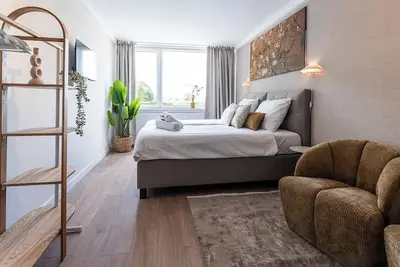 Image de Vous recherchez un séjour près de l'Université de Tilburg ? Spacieuse villa de vacances avec 8 chambres et 16 couchages, idéale pour les groupes, les familles ou les séminaires d'équipe.