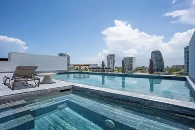 Luxe Penthouse | 3br | Private Rooftop w/ Jacuzzi
