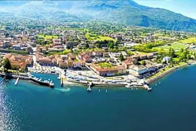 Image de Elegant & Spacious Lakefront Retreat with Pool, Beach Access & Panoramic Views