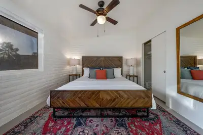 Image de Stylish / 3 Br 2 Ba / Big Yard / Grill / Carport