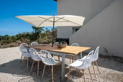Image de Maison de Vacances 'Les Agapanthes' avec Vue sur Mer, Terrasse Privée et Wi-Fi