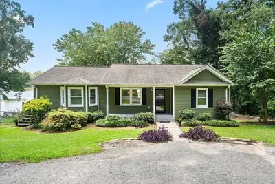 Image de \nExperience Serenity on Broadway Lake in this beautiful 3 bedroom home