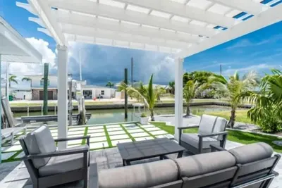Image de Island charm meets waterfront adventure! Private dock on a deep-water canal with quick Gulf access