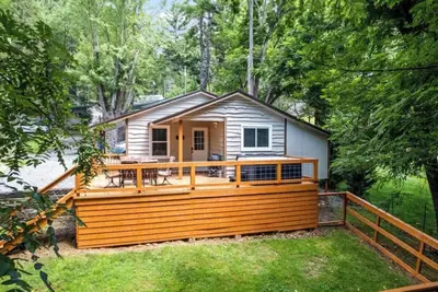 Image de Knotty Pine Cottage-Cozy, Hot Tub, Pet Friendly!